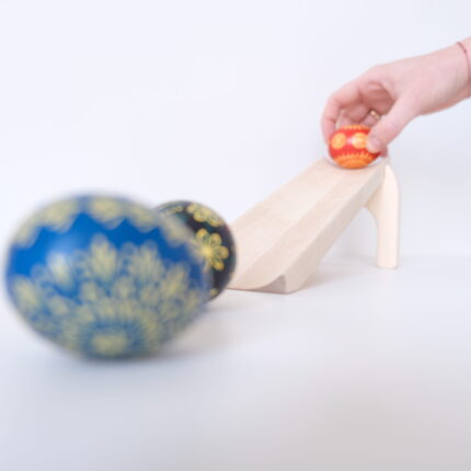 Kiaušinių ridenimo lovelis Velykoms