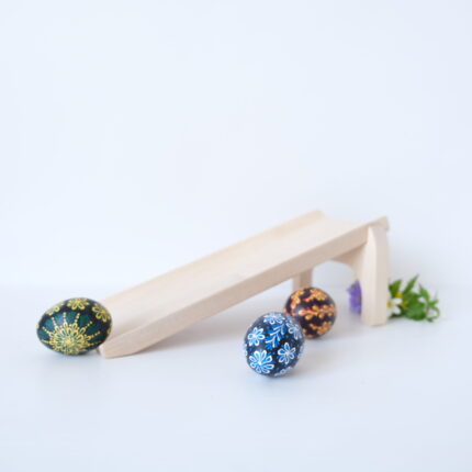 Kiaušinių ridenimo lovelis Velykoms