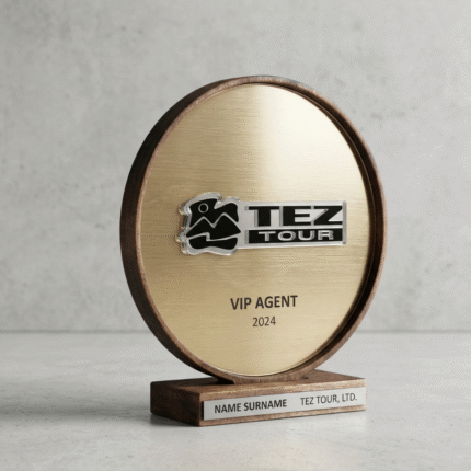 Skaidraus stiklo apdovanojimas su metaliniu pagrindu ir aukso spalvos detalėmis šone