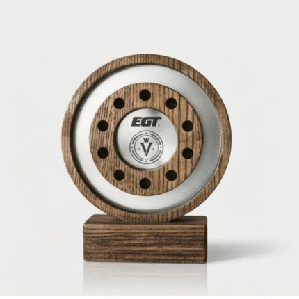 Krumpliaračio formos ąžuolinis apdovanojimas A018 su metaliniu viduriu ir graviruota padėka ant pagrindo