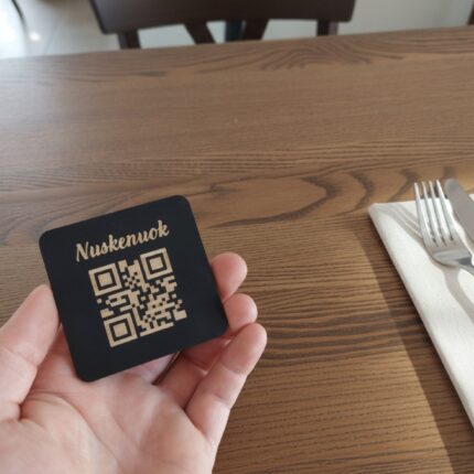 qr-kodo-padekliukas-meniu-ant-staliuko-su-graviravimu