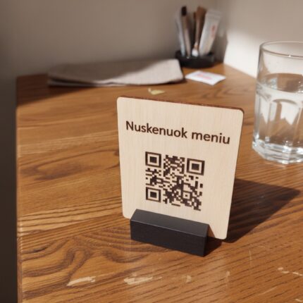 qr-kodo-meniu-zenklas-su-graviravimu