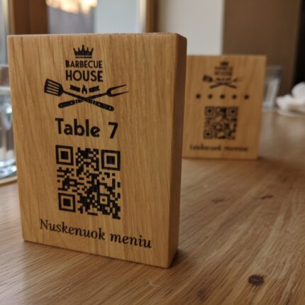 qr-kodo-meniu-zenklas-azuolo-su-graviravimu