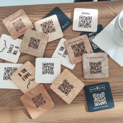 qr-kodo-meniu-zenklas-su-graviravimu