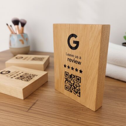 google-atsiliepimu-qr-zenklas-azuolo-medienos-tekstura-is-arti