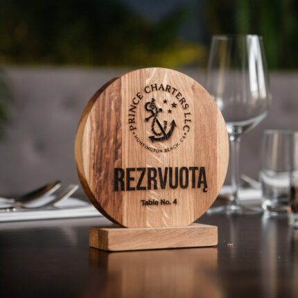 rezervuoto-staliuko-zenklas-azuolinis-su-graviravimu