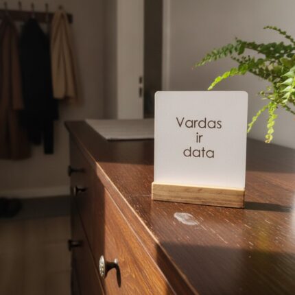personalizuotas-medinis-zenklas-su-graviravimu