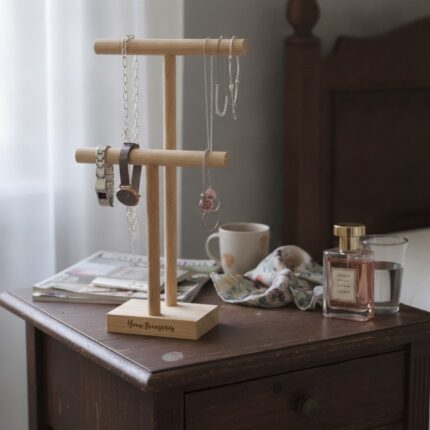 dvigubas-papuosalu-stovas-medienos-tekstura-is-arti