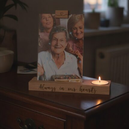 atminimo-zvakide-su-nuotraukos-remeliu-medienos-tekstura-is-arti