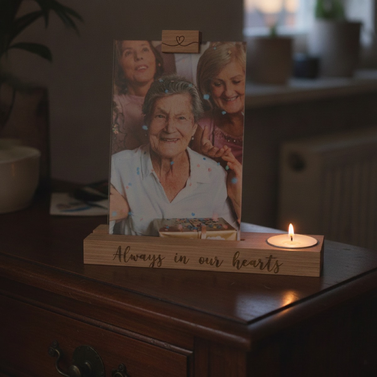 atminimo zvakide su nuotraukos remeliu medienos tekstura is arti atminimo-zvakide-su-nuotraukos-remeliu-medienos-tekstura-is-arti