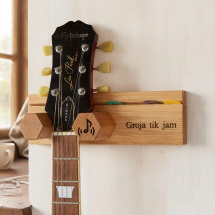 gitaros-ir-mediatoriu-stovas-su-graviravimu