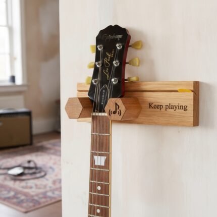 gitaros-ir-mediatoriu-stovas-medienos-tekstura-is-arti