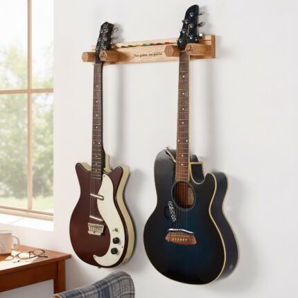 dvigubas-gitaros-stovas-medienos-tekstura-is-arti