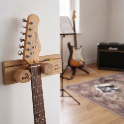 gitaros-sienine-kabykla-su-graviravimu