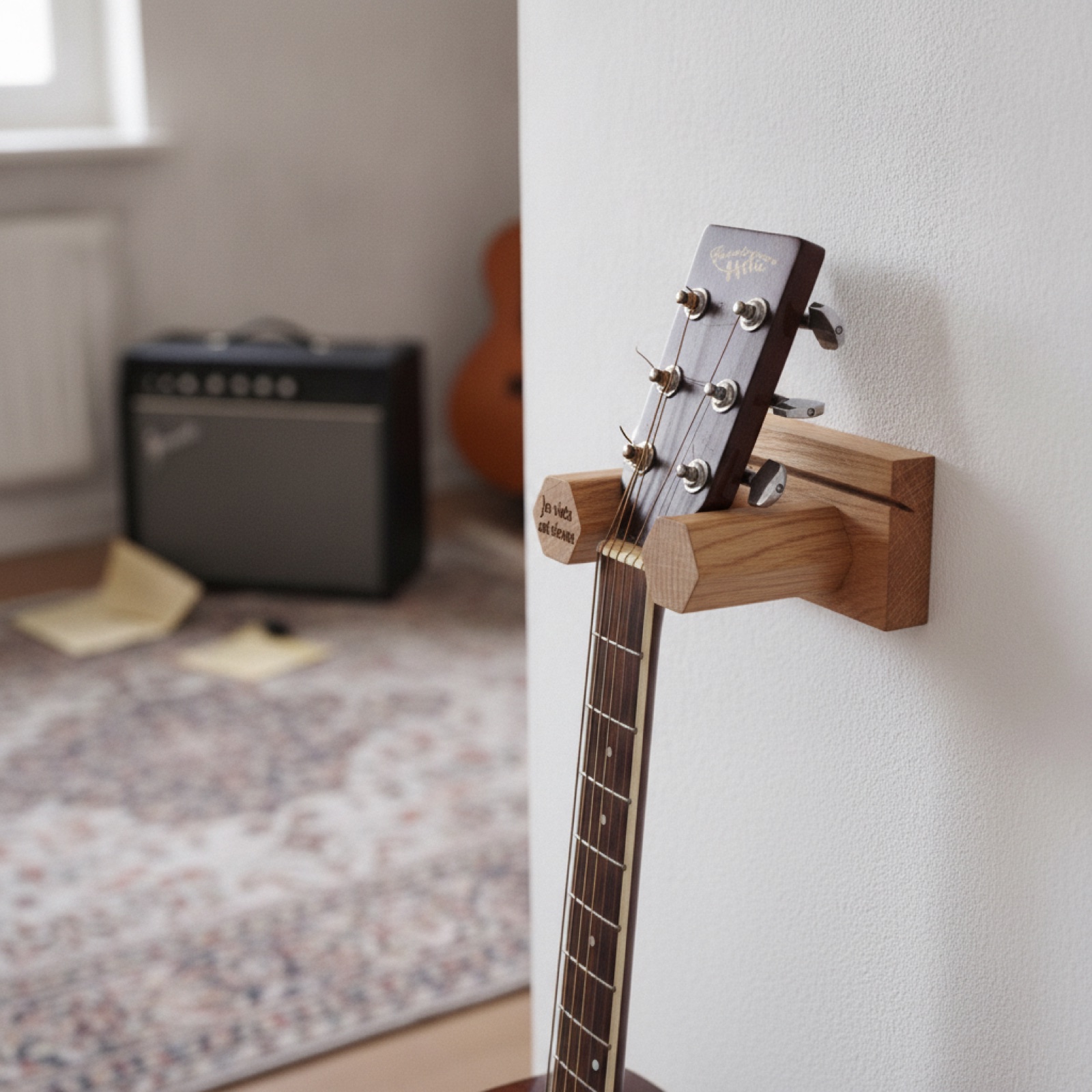 sieninis gitaros ir mediatoriu stovas su graviravimu sieninis-gitaros-ir-mediatoriu-stovas-su-graviravimu