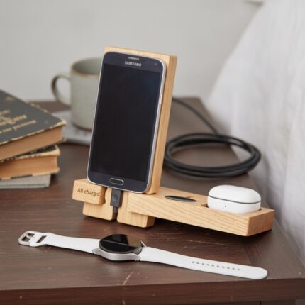 samsung-galaxy-priedu-stovas-medienos-tekstura-is-arti