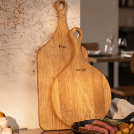 azuoline-picos-lenta-su-rankena-medienos-tekstura-is-arti